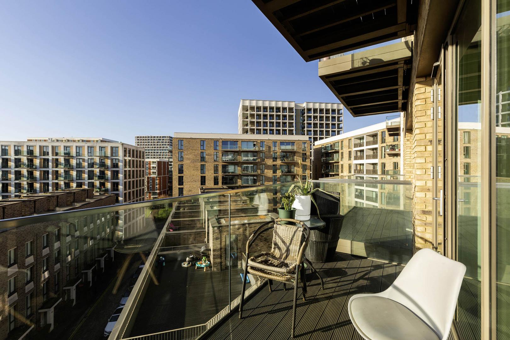 Beautiful 2 bed 2 bath in the popular development in Royal Wharf Admiralty Avenue, Royal Wharf